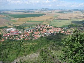 Pohled na Polabí s Českým středohořím v pozadí